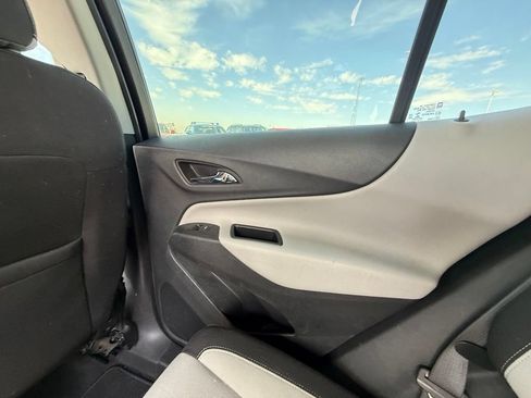 Used 2021 Chevrolet Equinox LS FWD image 18