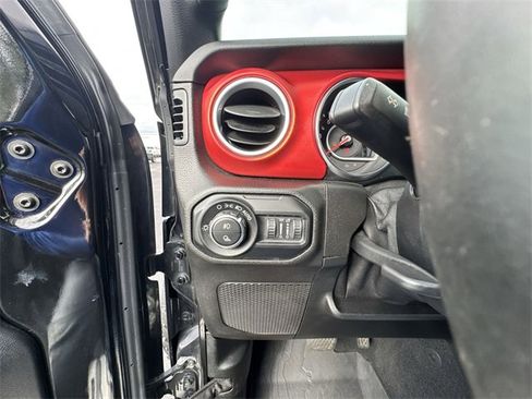 Used 2020 Jeep Gladiator Rubicon w/ Cold Weather Group image 18