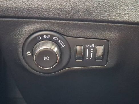 Used 2018 Jeep Compass Latitude w/ Popular Equipment Group FWD image 24