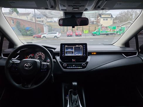 Used 2021 Toyota Corolla LE image 18