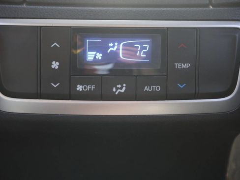 Used 2018 Toyota Highlander SE image 23