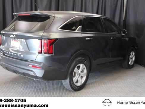 Used 2022 Kia Sorento LX FWD image 12