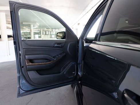 Used 2019 Chevrolet Suburban LT w/ Luxury Package AWD/4WD image 13