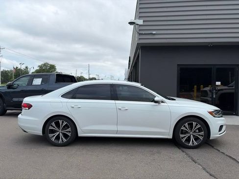 Used 2021 Volkswagen Passat 2.0T SE FWD image 2