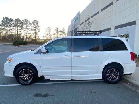 Used 2017 Dodge Grand Caravan SXT image 8