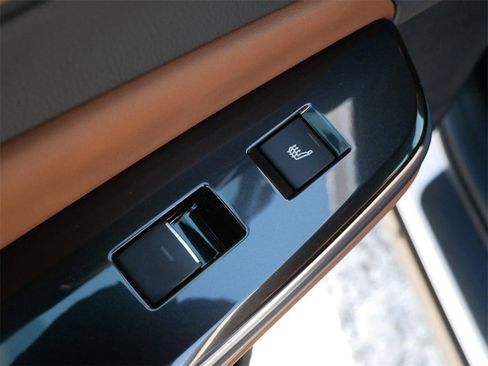 Used 2025 Toyota Crown Signia XLE image 11