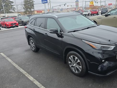 Used 2023 Toyota Highlander XLE AWD/4WD image 4