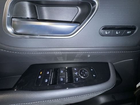 New 2025 INFINITI QX80 Sensory image 17