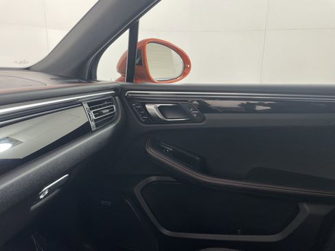 Certified 2022 Porsche Macan AWD/4WD image 14