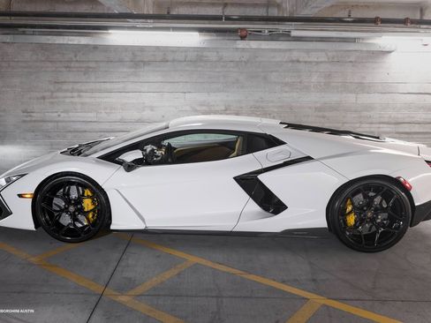 Used 2024 Lamborghini Revuelto image 7