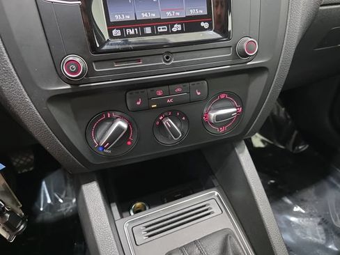 Used 2017 Volkswagen Jetta S w/ Jetta S Cold Weather Package FWD image 24