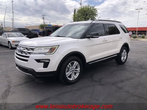 Used 2018 Ford Explorer XLT w/ Equipment Group 202A FWD image 4