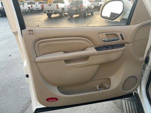 Used 2014 Cadillac Escalade Luxury image 12