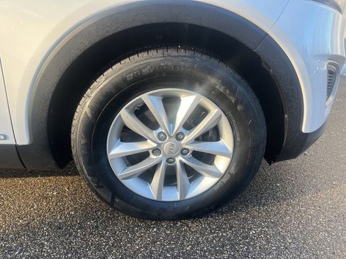 Used 2018 Kia Sorento LX image 10