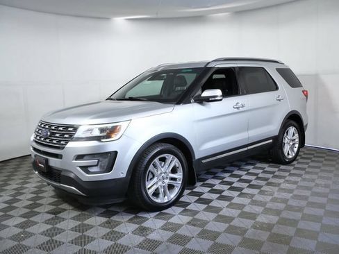 Used 2017 Ford Explorer Limited w/ Equipment Group 301A AWD/4WD image 5