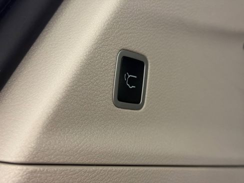 Used 2023 Chrysler Pacifica Touring-L FWD image 9