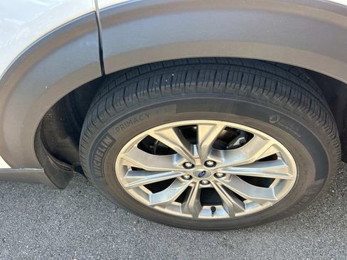 Used 2023 Ford Explorer XLT w/ Equipment Group 202A RWD image 10