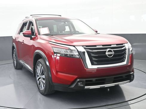 Used 2022 Nissan Pathfinder Platinum w/ Cargo Package FWD image 9