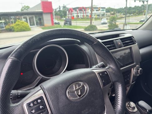 Used 2011 Toyota 4Runner Limited AWD/4WD image 9