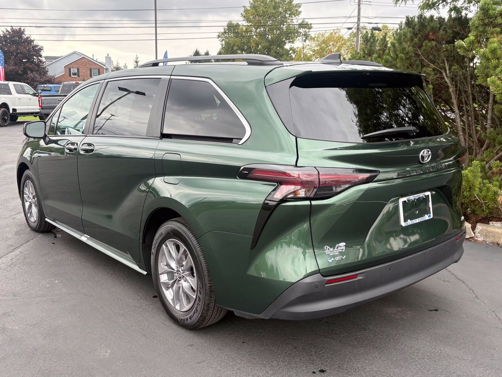 Used 2026 Toyota Sienna XLE FWD image 3