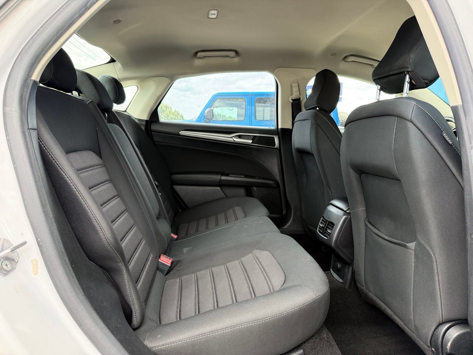 Used 2020 Ford Fusion SE FWD image 15