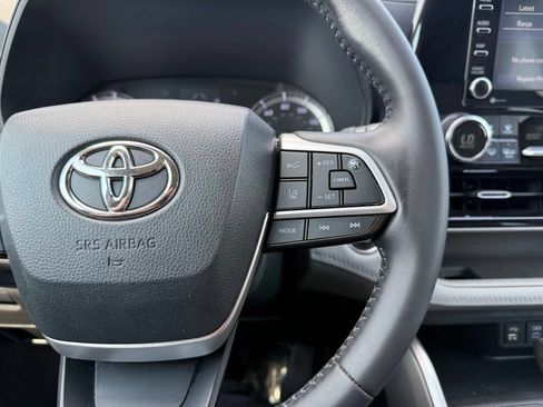 Used 2022 Toyota Highlander LE FWD image 36