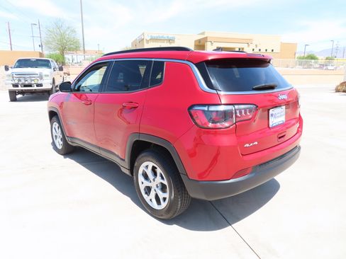 Used 2024 Jeep Compass Latitude image 7