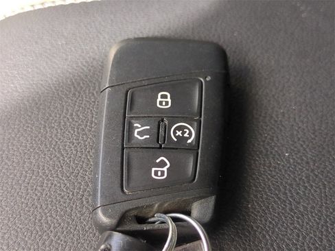 Used 2023 Volkswagen Taos SE image 31