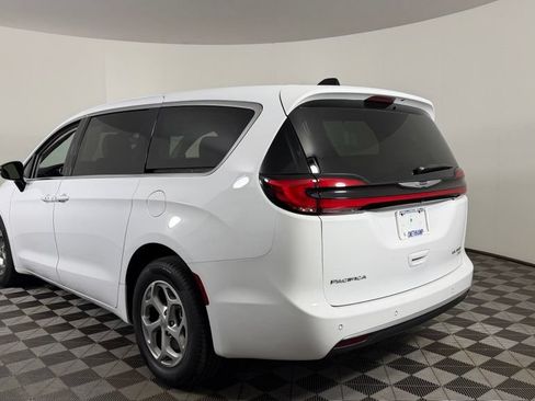 Used 2024 Chrysler Pacifica Limited AWD/4WD image 6