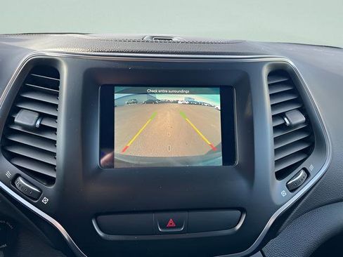Used 2019 Jeep Cherokee Latitude w/ Popular Appearance Group AWD/4WD image 19