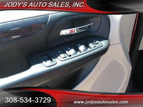 Used 2018 Dodge Grand Caravan SE w/ UConnect Hands-Free Group FWD image 3