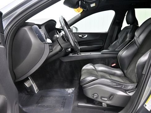 Used 2019 Volvo XC60 T5 R-Design w/ Protection Package Premier AWD/4WD image 4