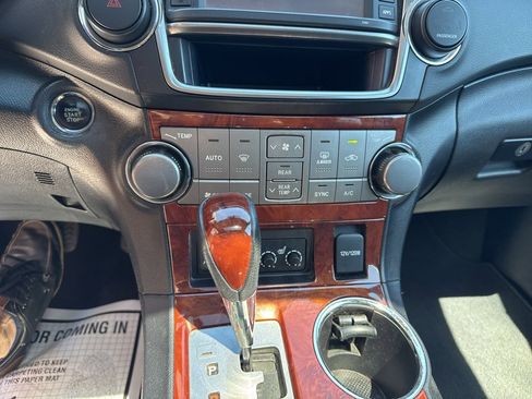 Used 2013 Toyota Highlander Limited AWD/4WD image 25