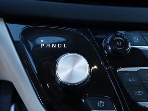 Used 2023 Chrysler Pacifica Touring-L image 9