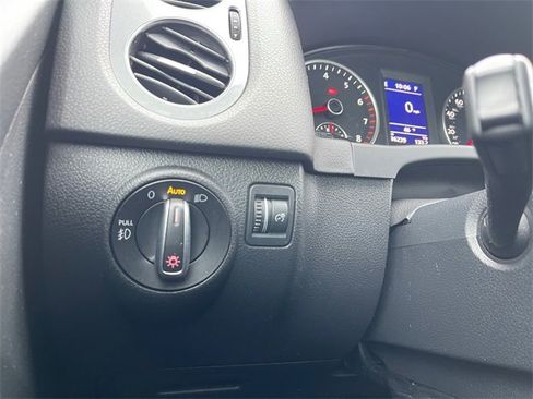 Used 2016 Volkswagen Tiguan SE image 24