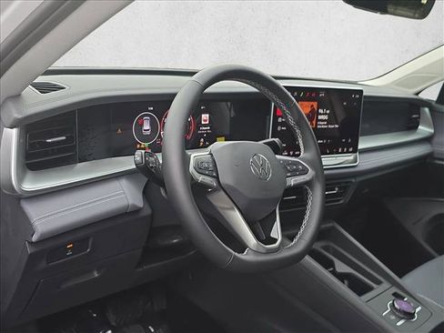 New 2026 Volkswagen Tiguan SE FWD image 8