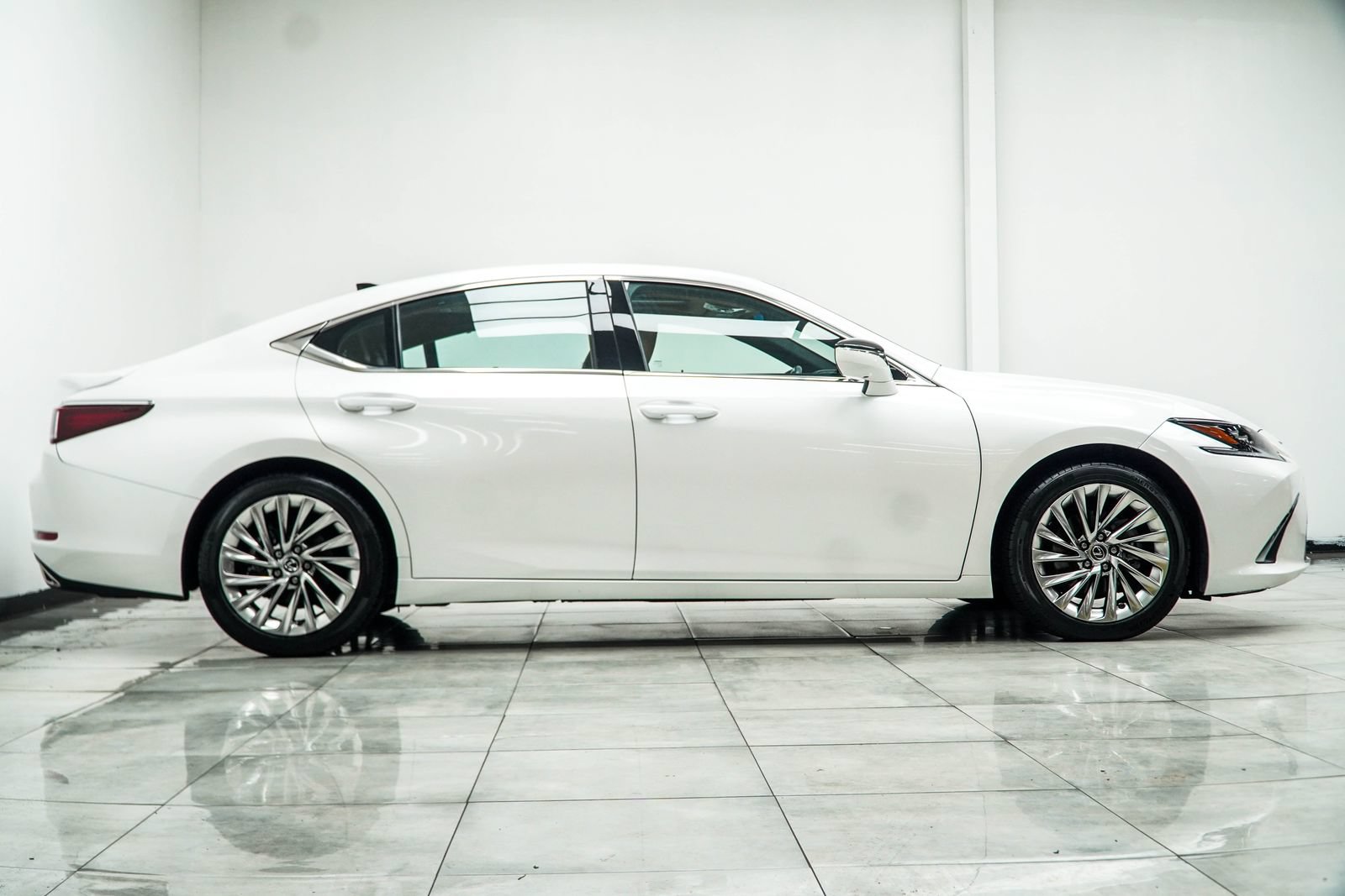 Used 2022 Lexus ES 350 Ultra Luxury w/ Accessory Package 2 FWD image 8