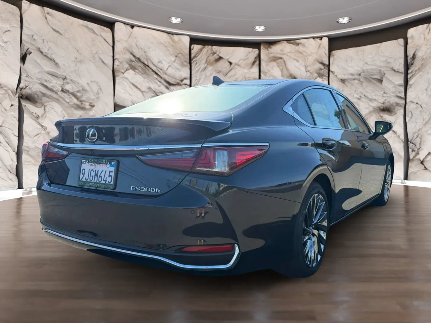 Used 2024 Lexus ES 300h Ultra Luxury w/ Accessory Package (Z2) FWD image 6