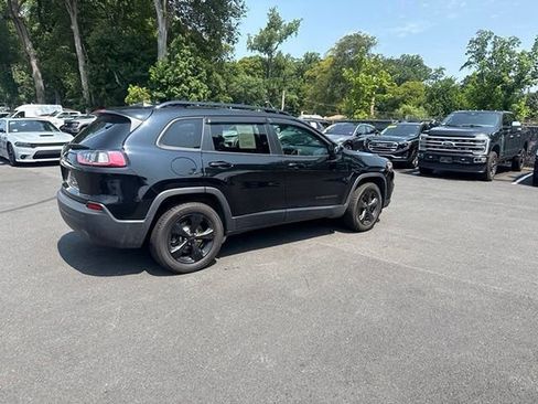 Used 2019 Jeep Cherokee Latitude Plus AWD/4WD image 9