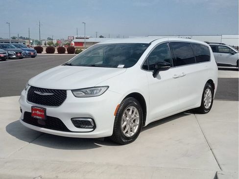 Used 2025 Chrysler Pacifica Select FWD image 7