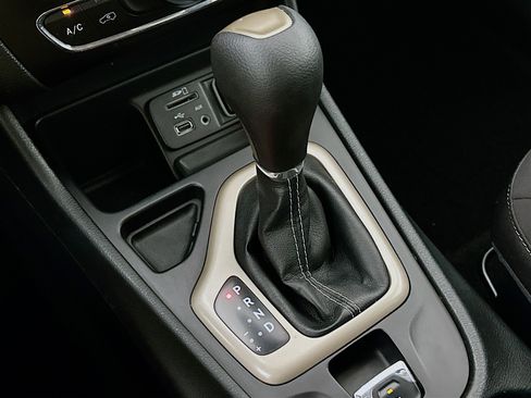 Used 2015 Jeep Cherokee Latitude FWD image 23
