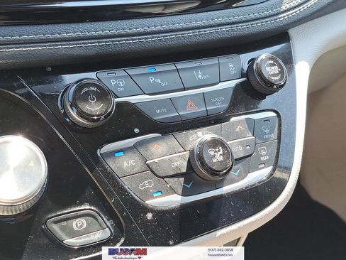 Used 2022 Chrysler Pacifica Touring-L w/ Uconnect Theater Family Group image 20