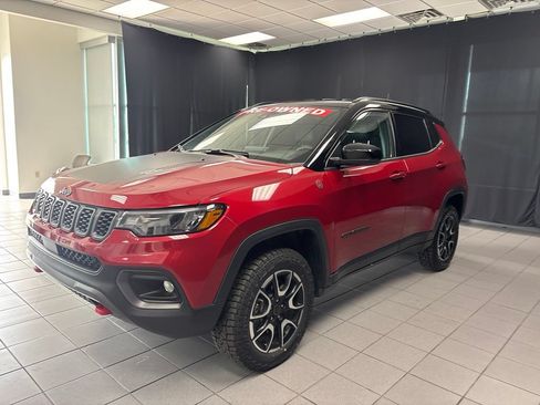 Used 2025 Jeep Compass Trailhawk AWD/4WD image 7