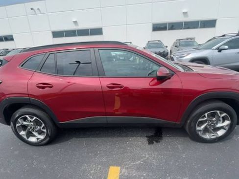 Used 2025 Chevrolet Trax LT FWD image 3