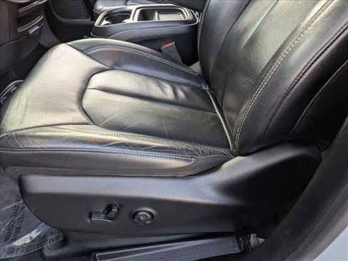 Used 2020 Chrysler Pacifica Touring-L w/ S Appearance Package image 11