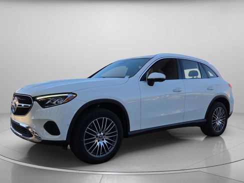 Used 2025 Mercedes-Benz GLC 300 image 2