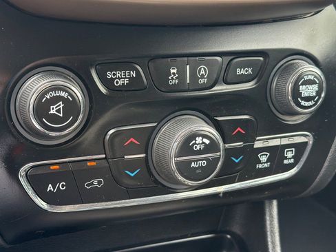 Used 2016 Jeep Cherokee Latitude w/ Comfort/Convenience Group AWD/4WD image 18