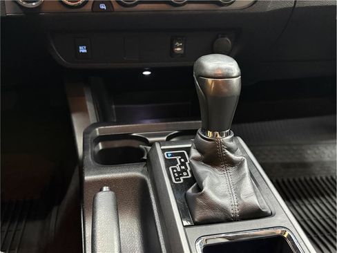 Used 2017 Toyota Tacoma TRD Off-Road AWD/4WD image 27