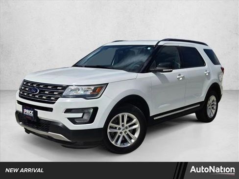 Used 2017 Ford Explorer XLT image 1