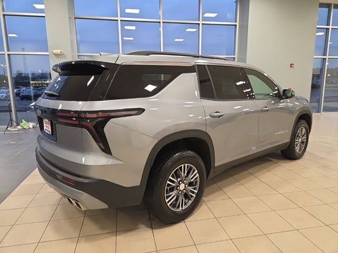 Used 2025 Chevrolet Traverse LT image 7